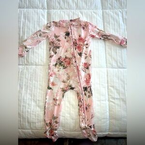 Posh peanut vintage rose onesie with footies 9-12 mo